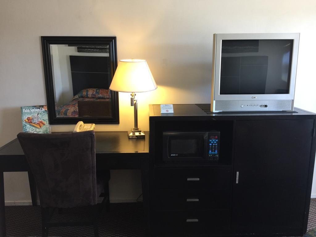 Tropics Motor Hotel Indio Room photo