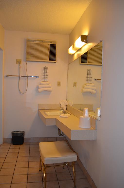 Tropics Motor Hotel Indio Room photo