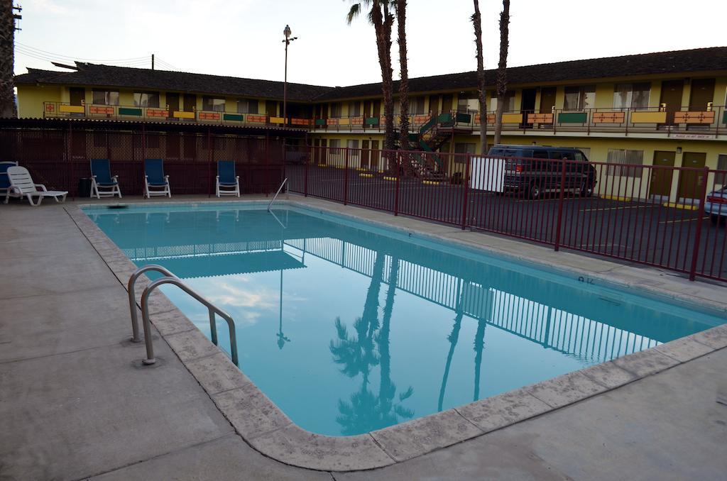 Tropics Motor Hotel Indio Exterior photo