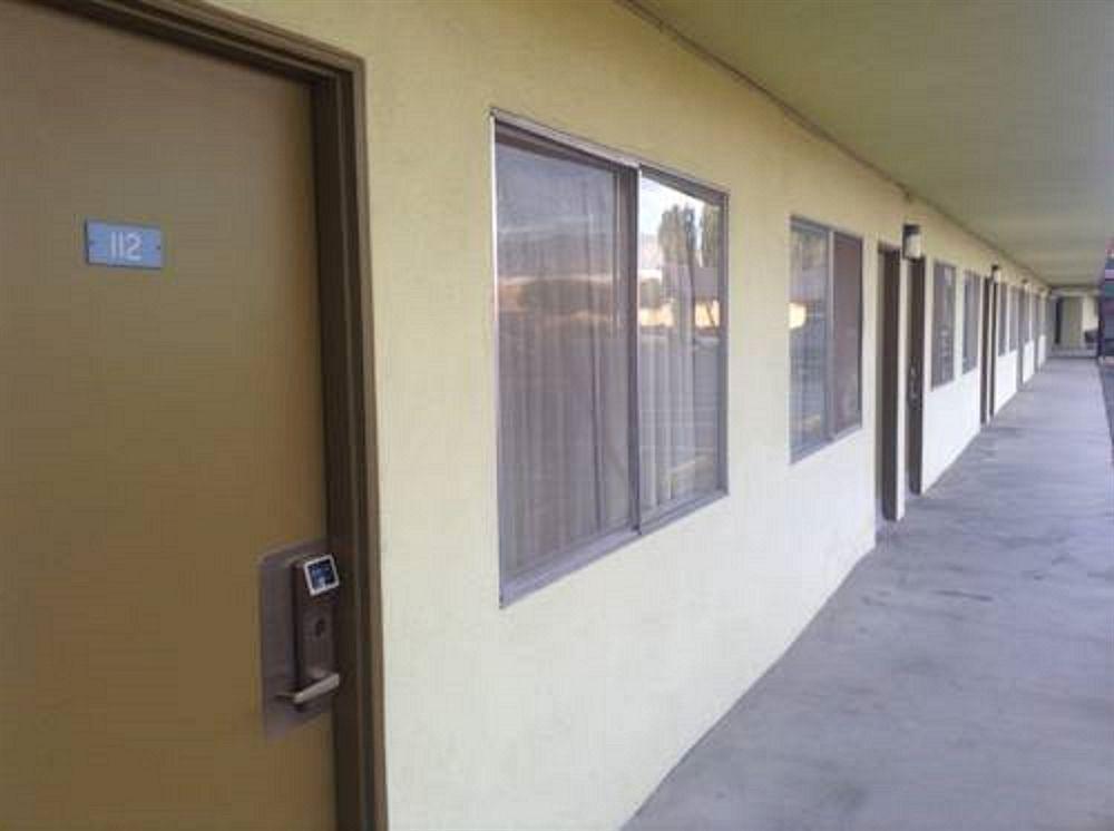 Tropics Motor Hotel Indio Exterior photo